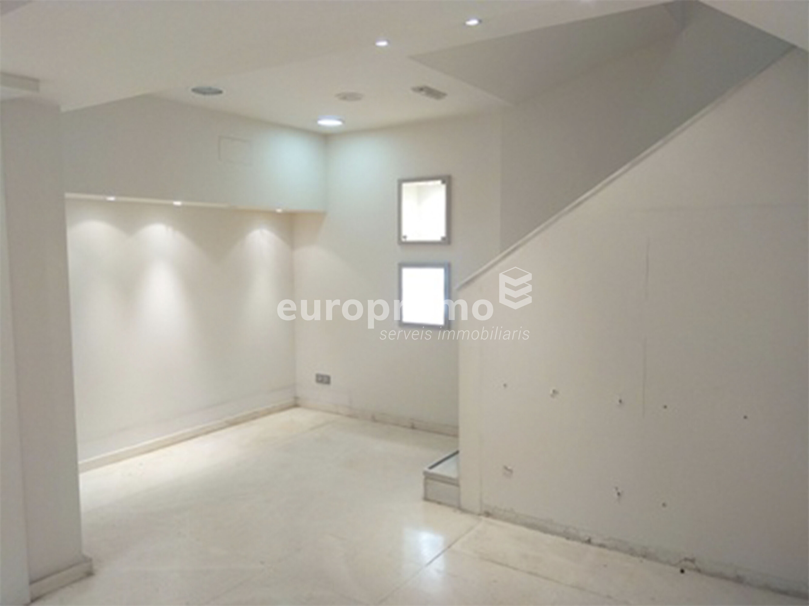 Local de 128m2 situado en primera linea y mejor zona comercial de la ciudad!